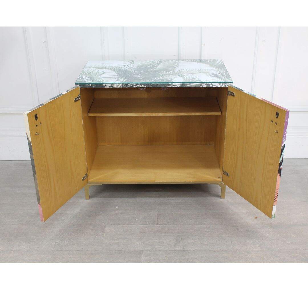 Canvas print cabinet