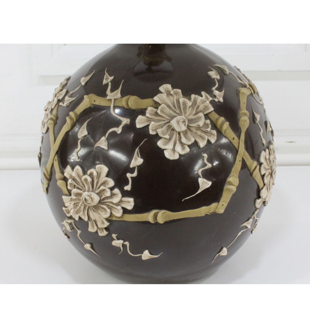 Ceramic lamp with bamboo motif