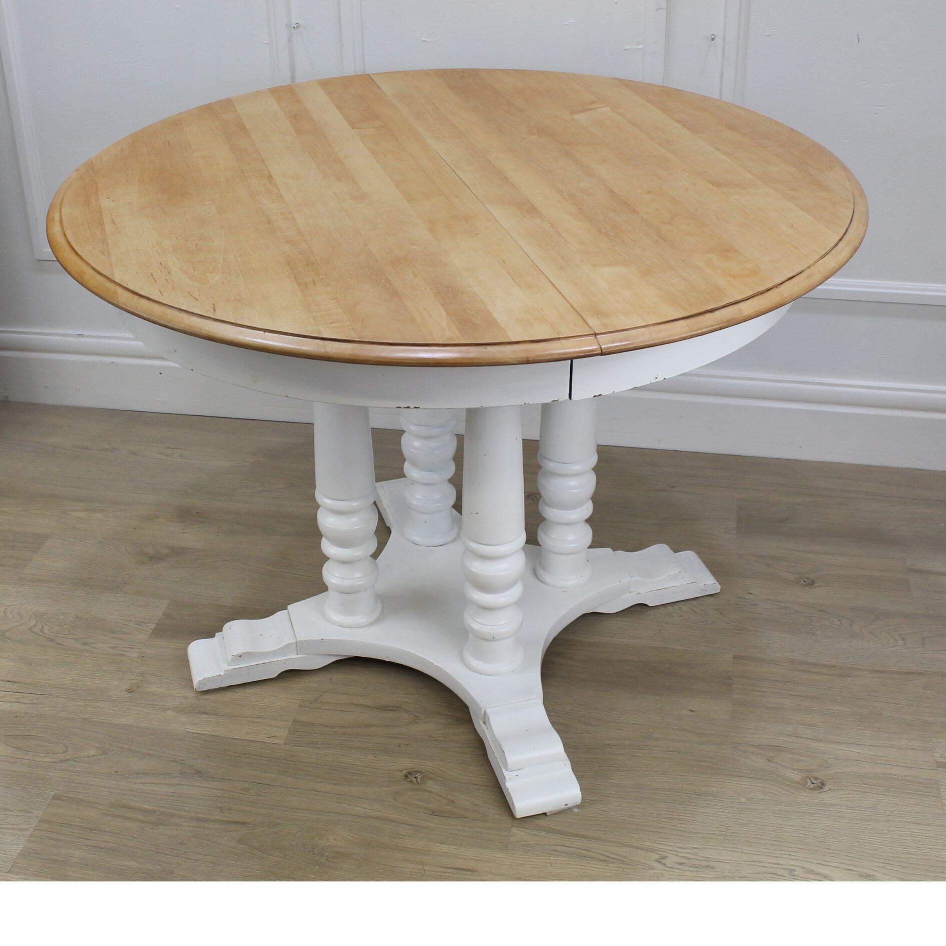 pedestal table with 4 turned legs