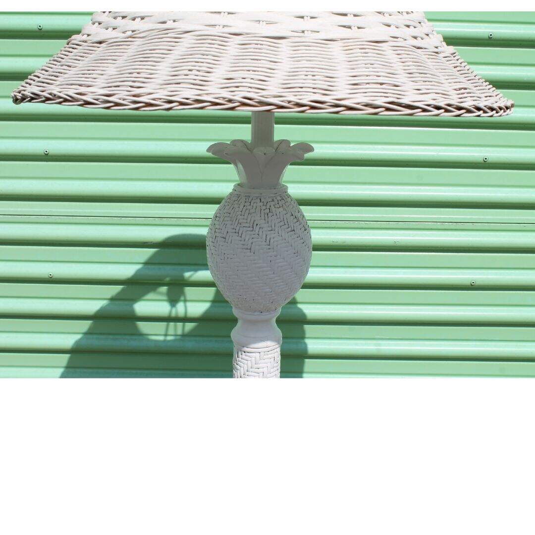 Wicker floor lamp with pineapple detail